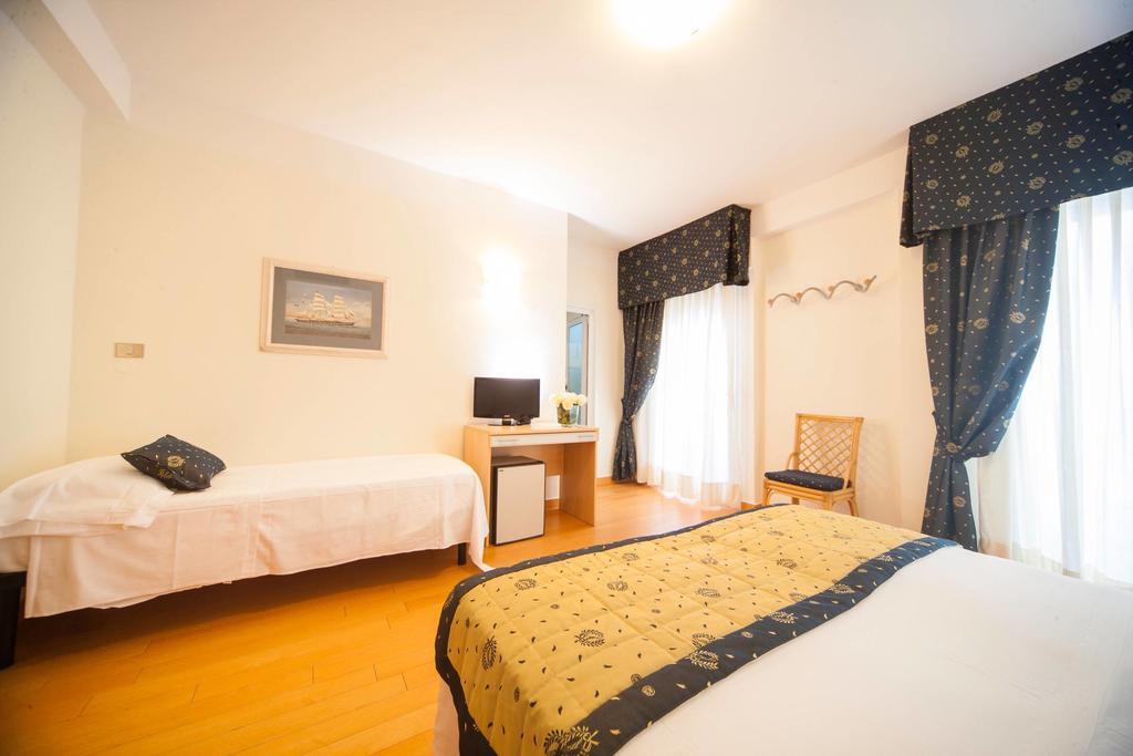 Hotel Mon Cheri Riccione Habitación foto